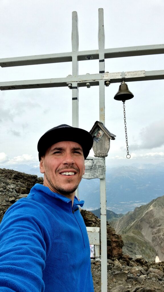 Io con la croce di vetta del Pizzo Coca