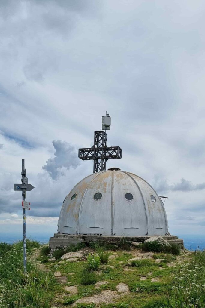 Bivacco Locatelli e croce di vetta