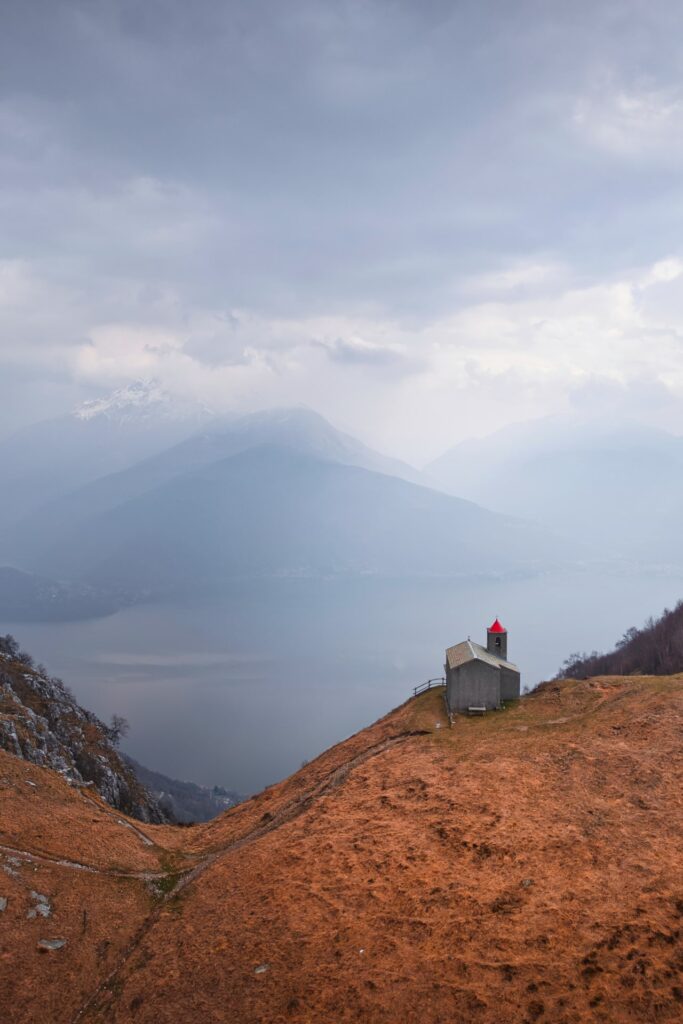 Chiesetta di San Bernardo con Lago di Como