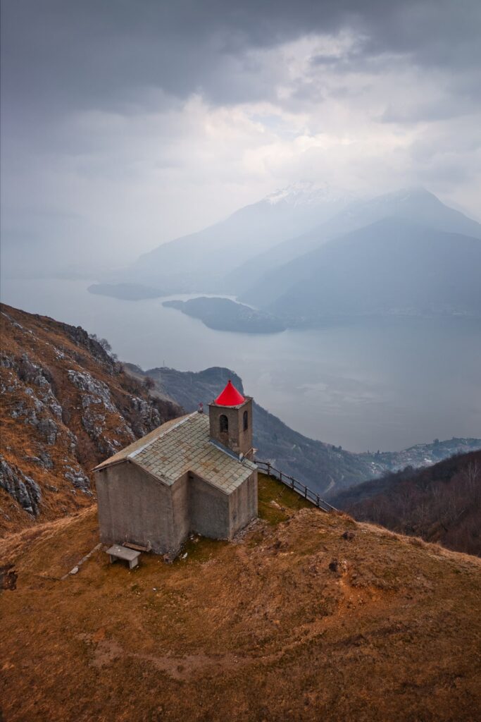 Chiesetta di San Bernardo con Lago di Como