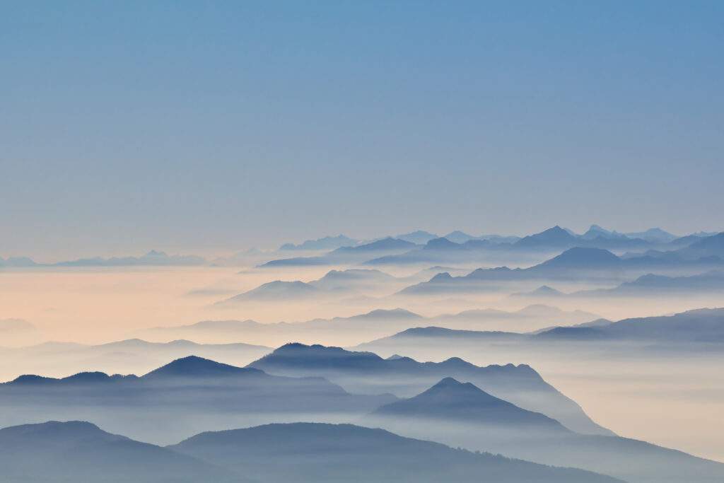 orizzonte dalla cima con montagne