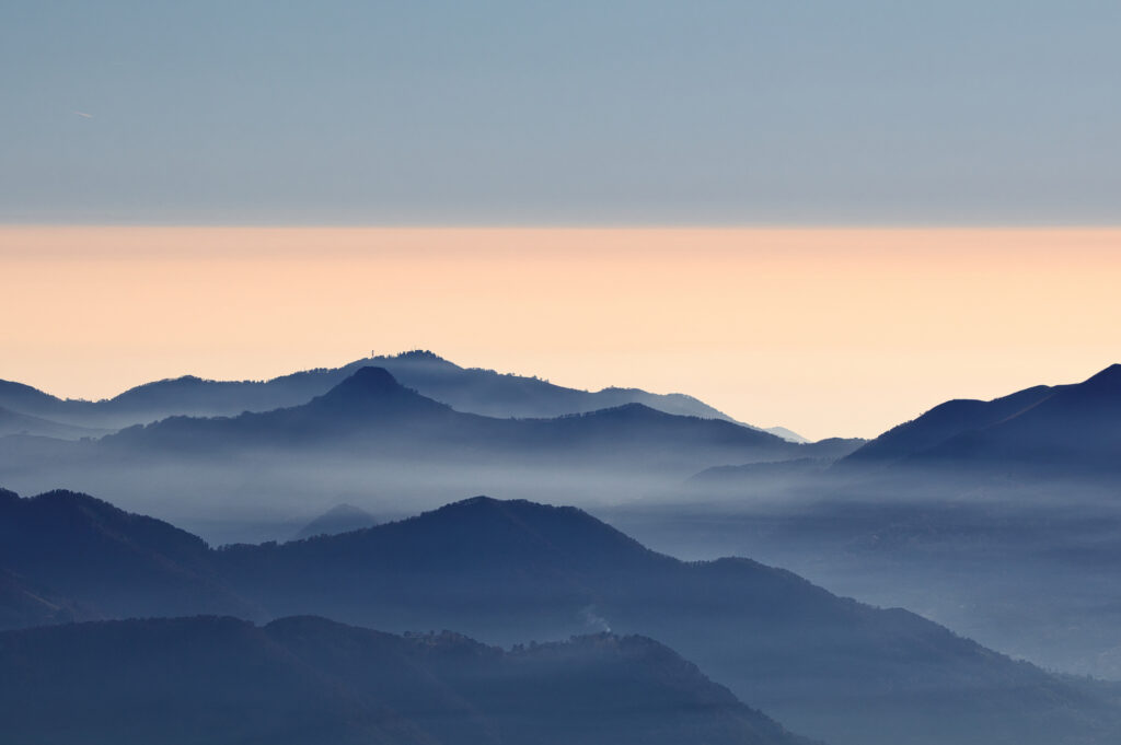 Orizzonte con montagne con foschia