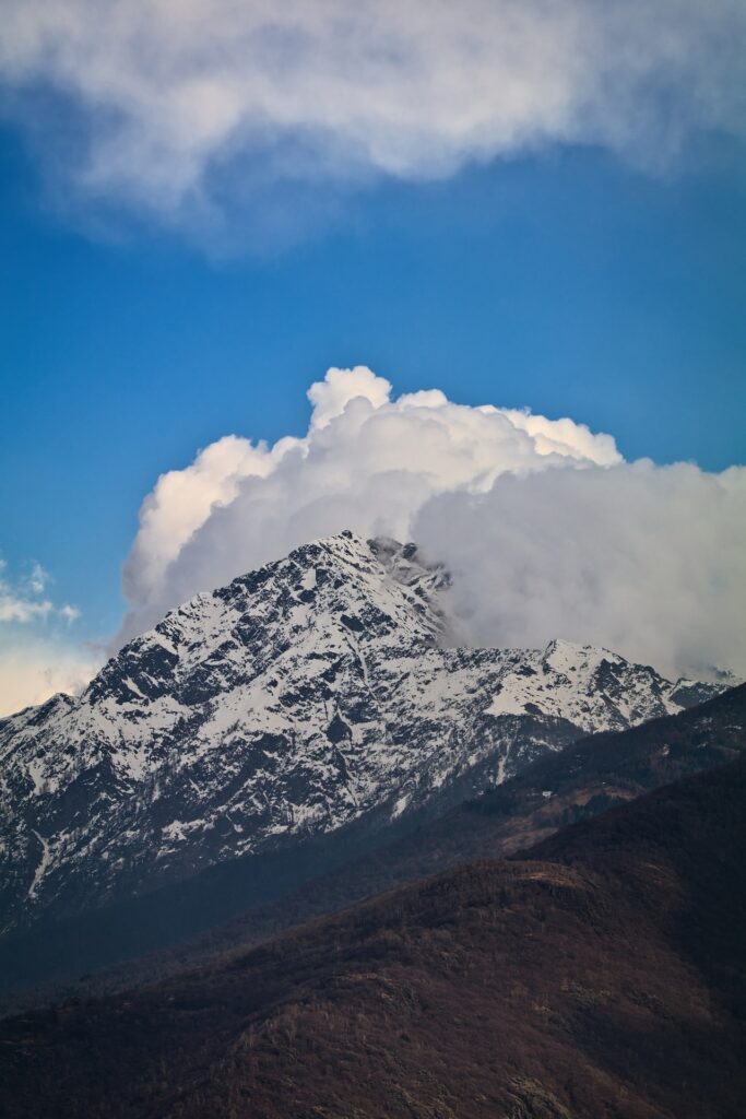Legnone con cima innevata e nuvole