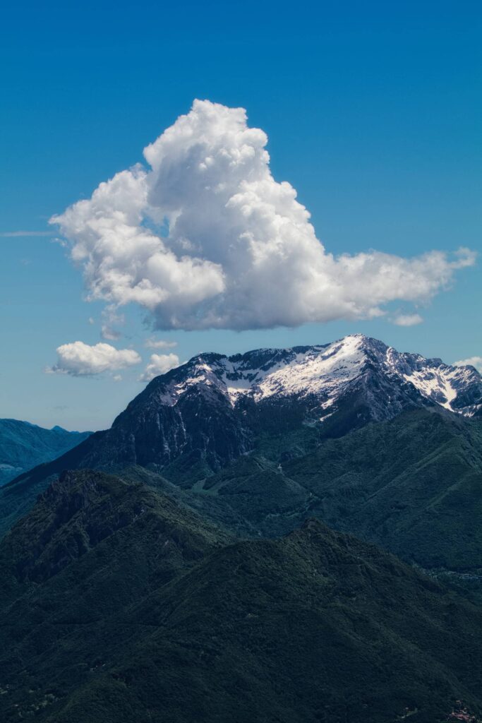 Grigna con vetta innevata e nuvola