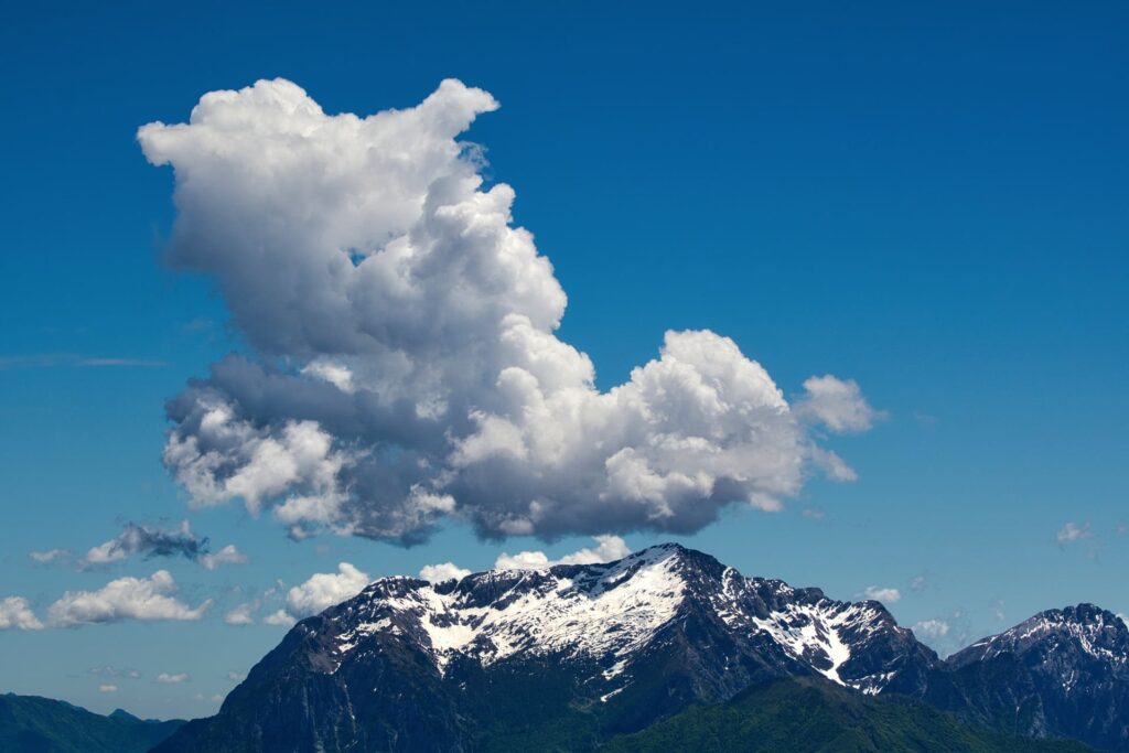 Grigna con vetta innevata e nuvola