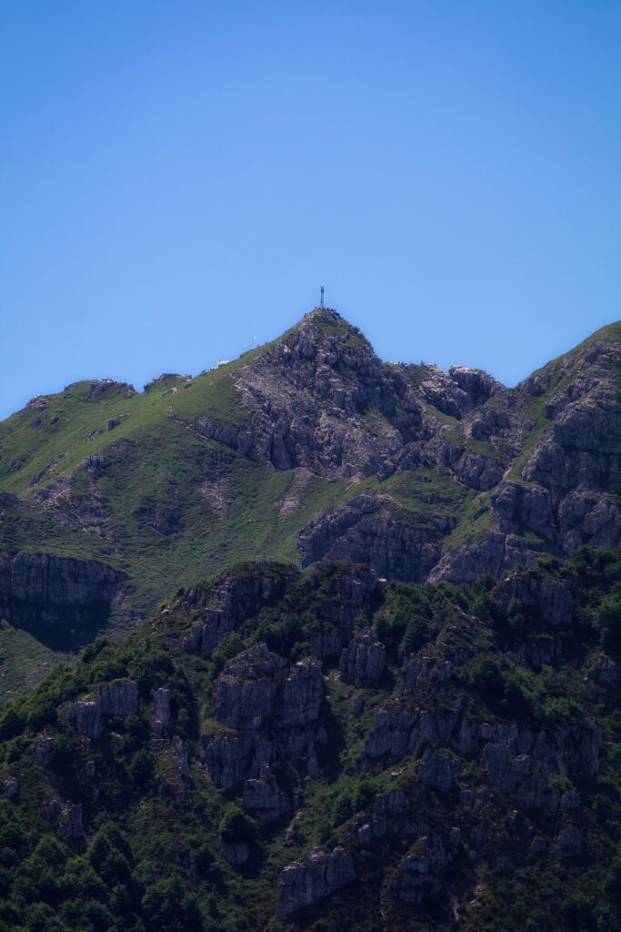 Croce di vetta Monte Resegone dal Monte Due Mani
