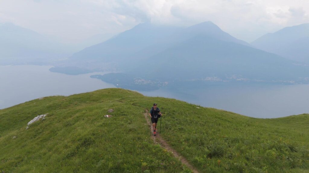 Io sulla collina prima della Chiesetta di San Bernardo e Lago di Como sullo sfondo