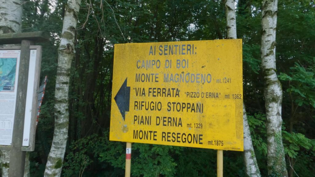 Cartello giallo con indicazioni al parcheggio della funivia dei Piani d'Erna