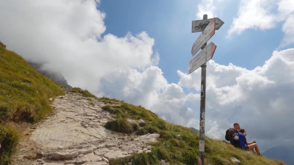 Sentiero num. 1 Resegone con cartelli segnaletici