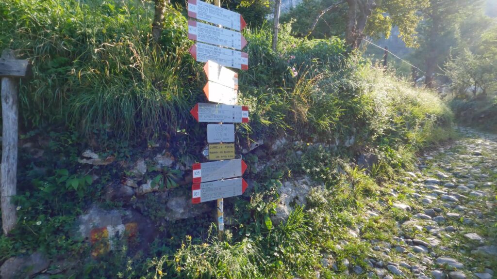 Cartello cai con indicazioni sul sentiero