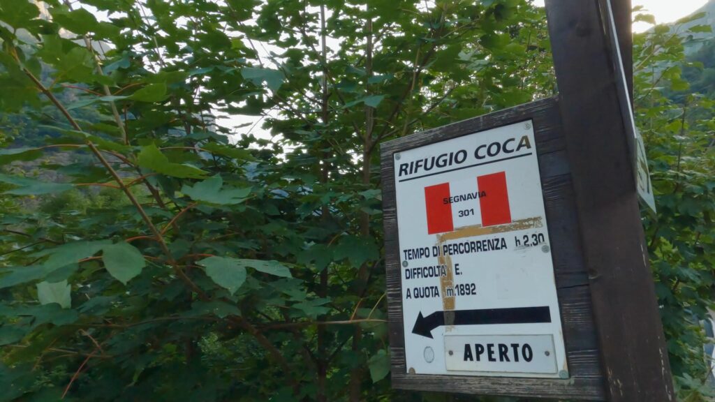 cartello cai con indicazioni Rifugio Coca