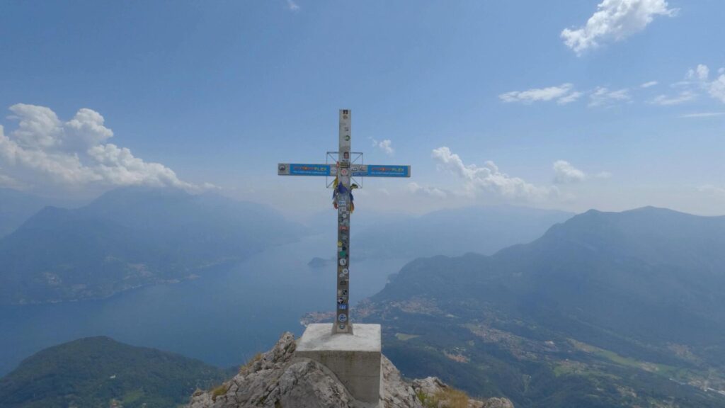 croce di vetta Monte Grona con panorama