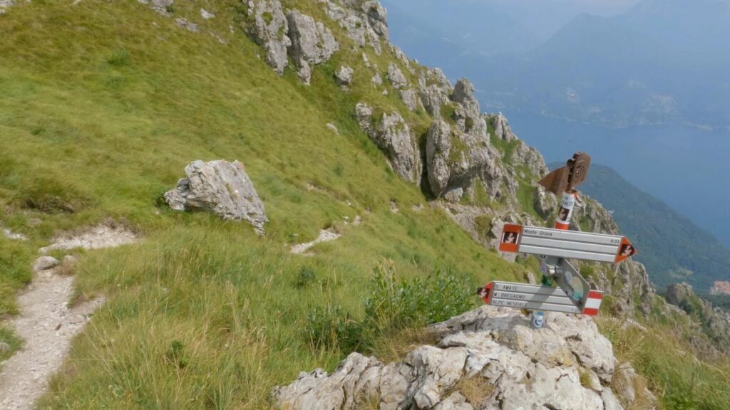 cartelli cai con indicazione discesa dal Monte Grona