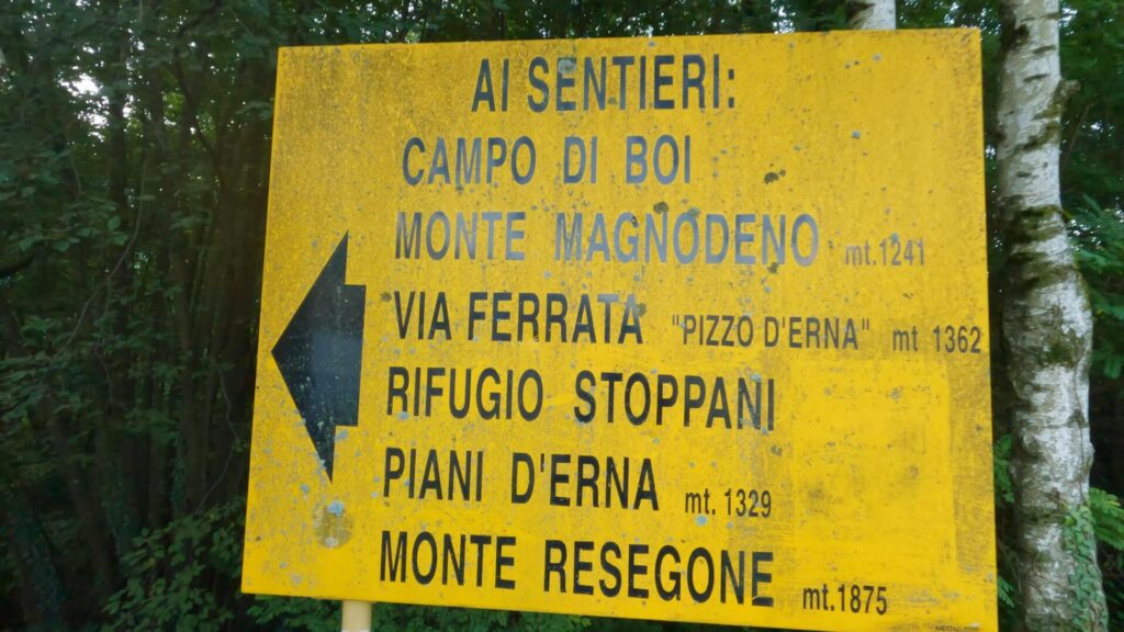 Cartello giallo con indicazioni sentieri