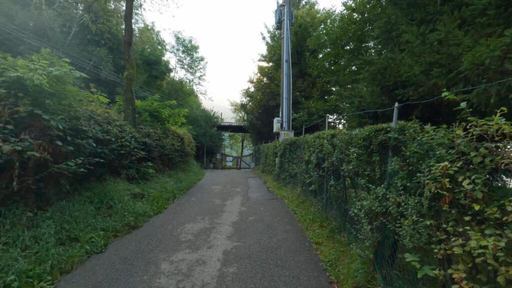 Strada asfaltata prima del sentiero