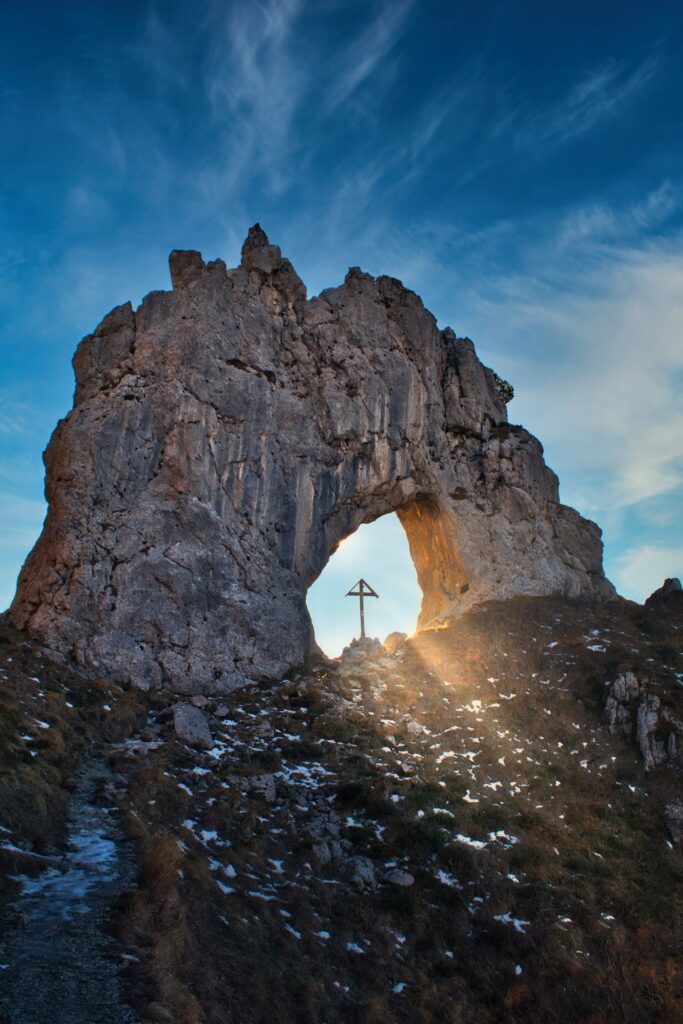 Porta di Prada con luce nel buco