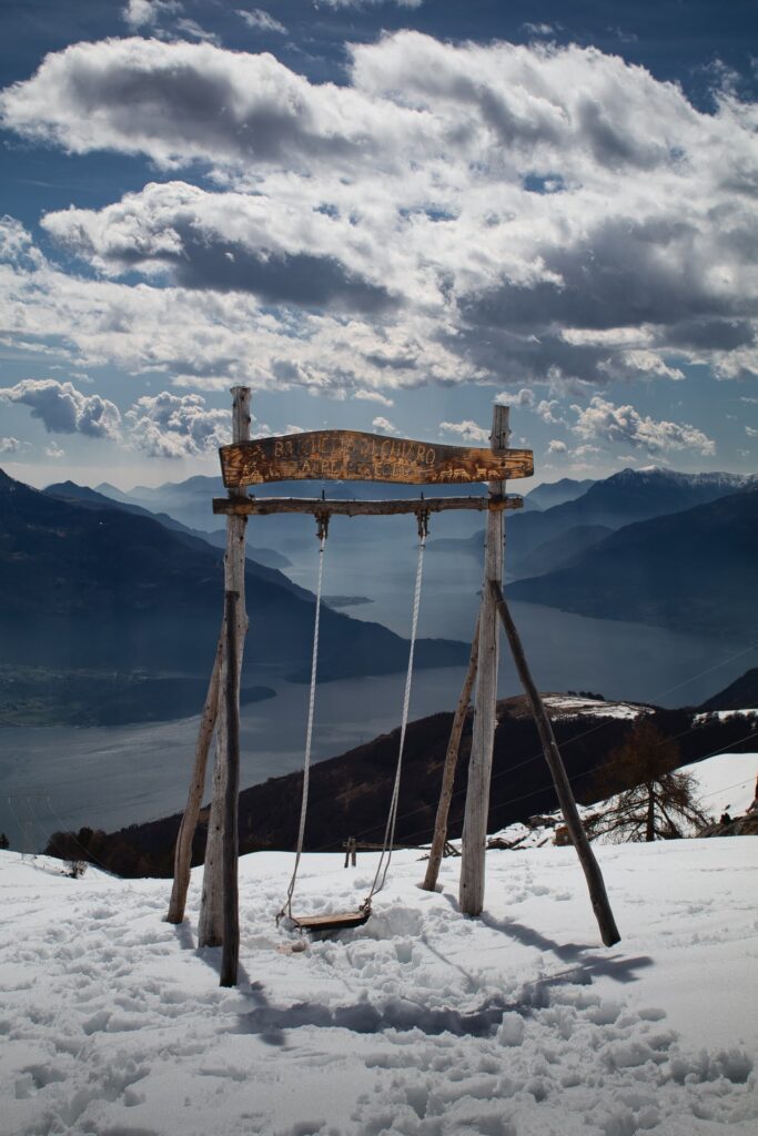 altalena gigante con vista e neve del Monte Berlinghera
