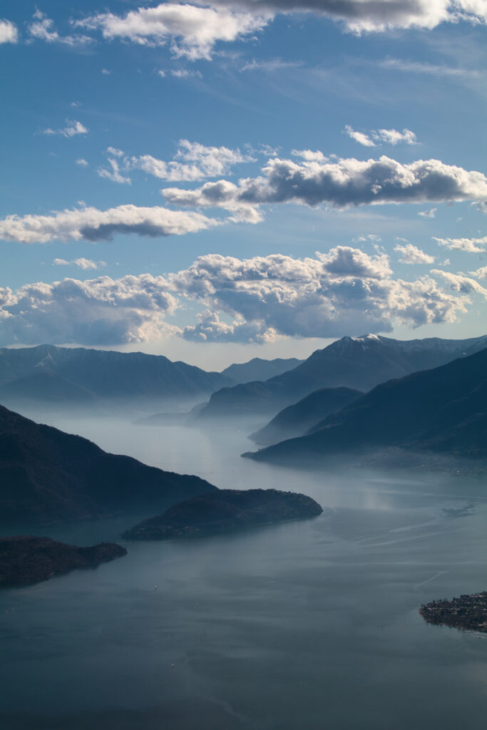 alto Lago di Como con nebbia
