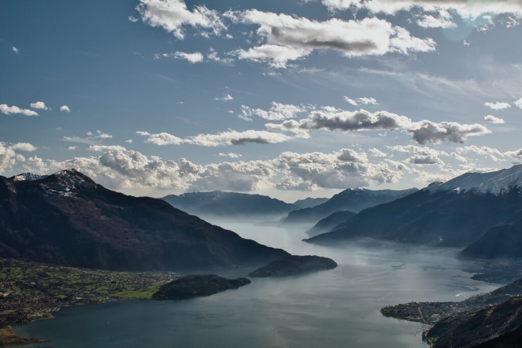 Lago di Como con nebbia dal Monte Berlinghera