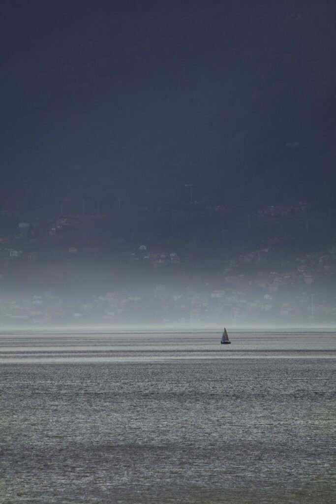 barca a vela in mezzo al lago
