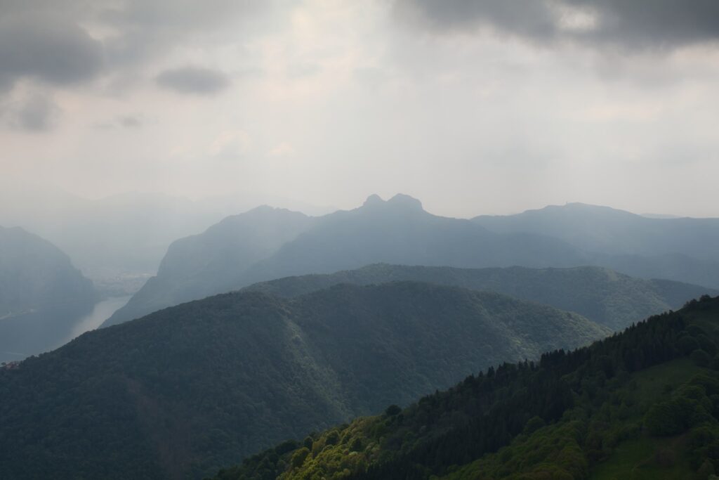 Corni di Canzo con nebbia
