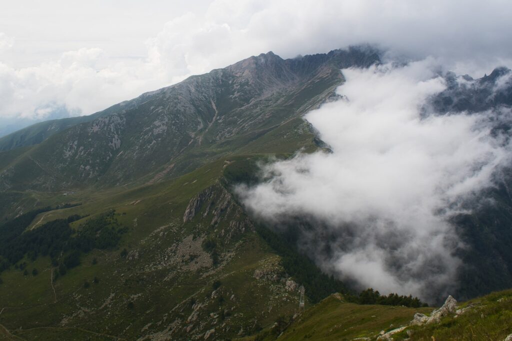 nuvole basse sulla montagna