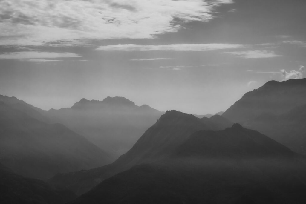 panorami montagne in bianco e nero dal Rifugio Menaggio