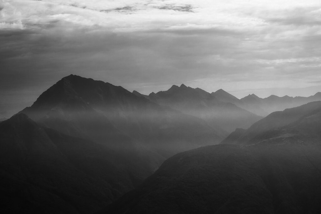 panorami montagne in bianco e nero dal Rifugio Menaggio