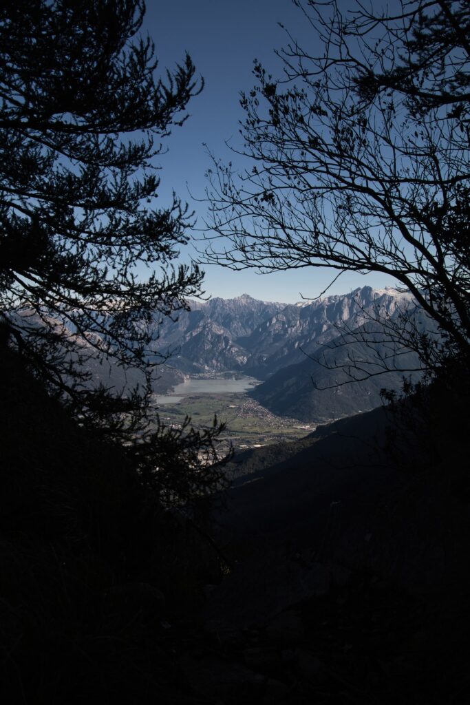 Panorama sul Lago di Novate Mezzola dal sentiero per il Legnone