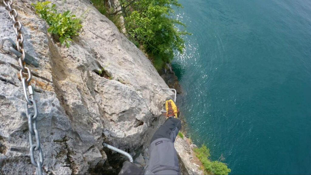 Ferrata Galleria di Morcate strapiombo nel lago