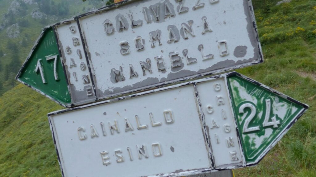 Cartelli cai con indicazioni per ritorno al Cainallo