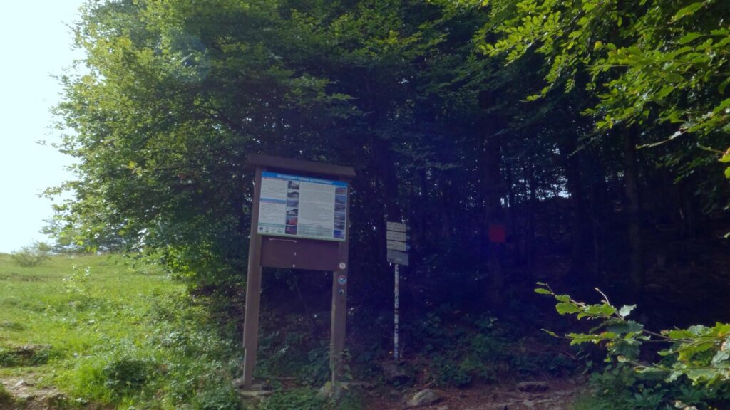 bacheca legno e gruppo di cartelli CAI con indicazioni