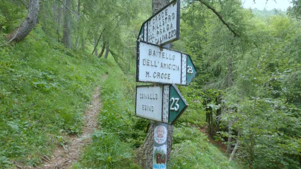 cartelli cai sul sentiero con indicazioni