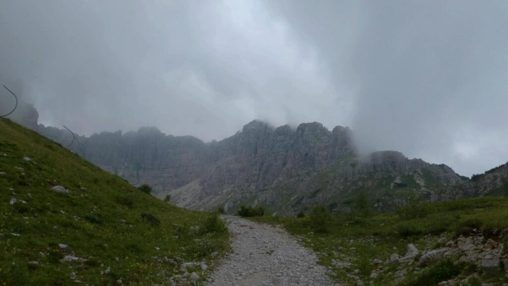 sentiero alle spalle del Rifugio Lecco