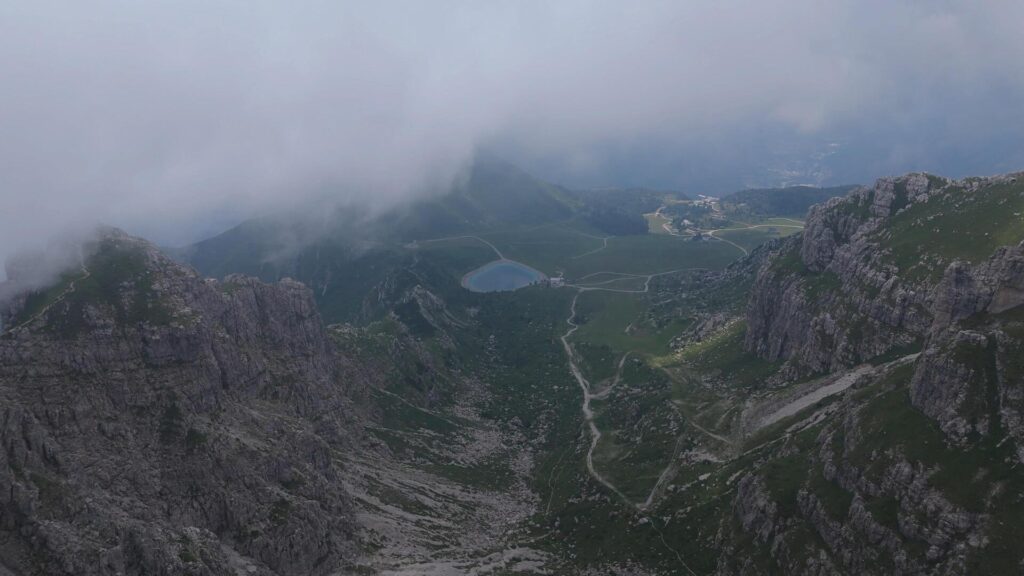panorama sul Rifugio Lecco e lago dalla cima dello Zuccone Campelli