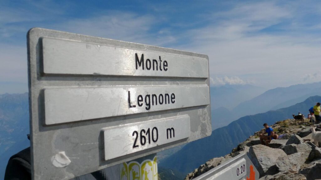 Cartello sulla vetta del monte Legnone