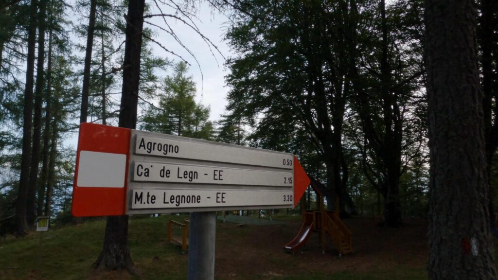 Cartello con indicazioni cai