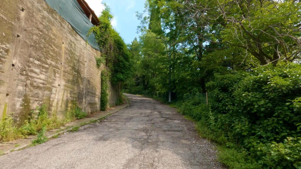 strada asfaltata prima dei sentieri