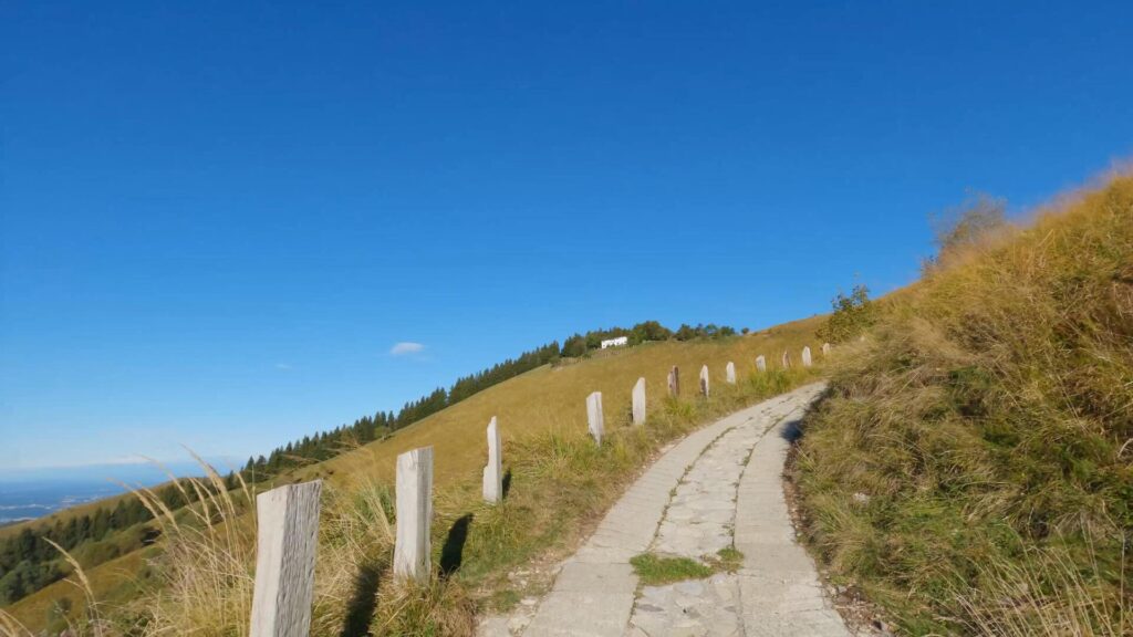 Mulattiera in cima al Bolettone