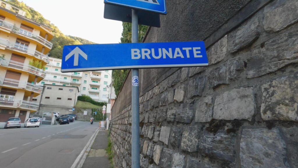 Cartello indicazioni Brunate