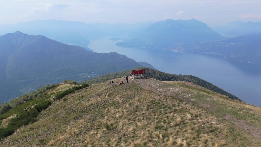 Panchina gigante con panorama