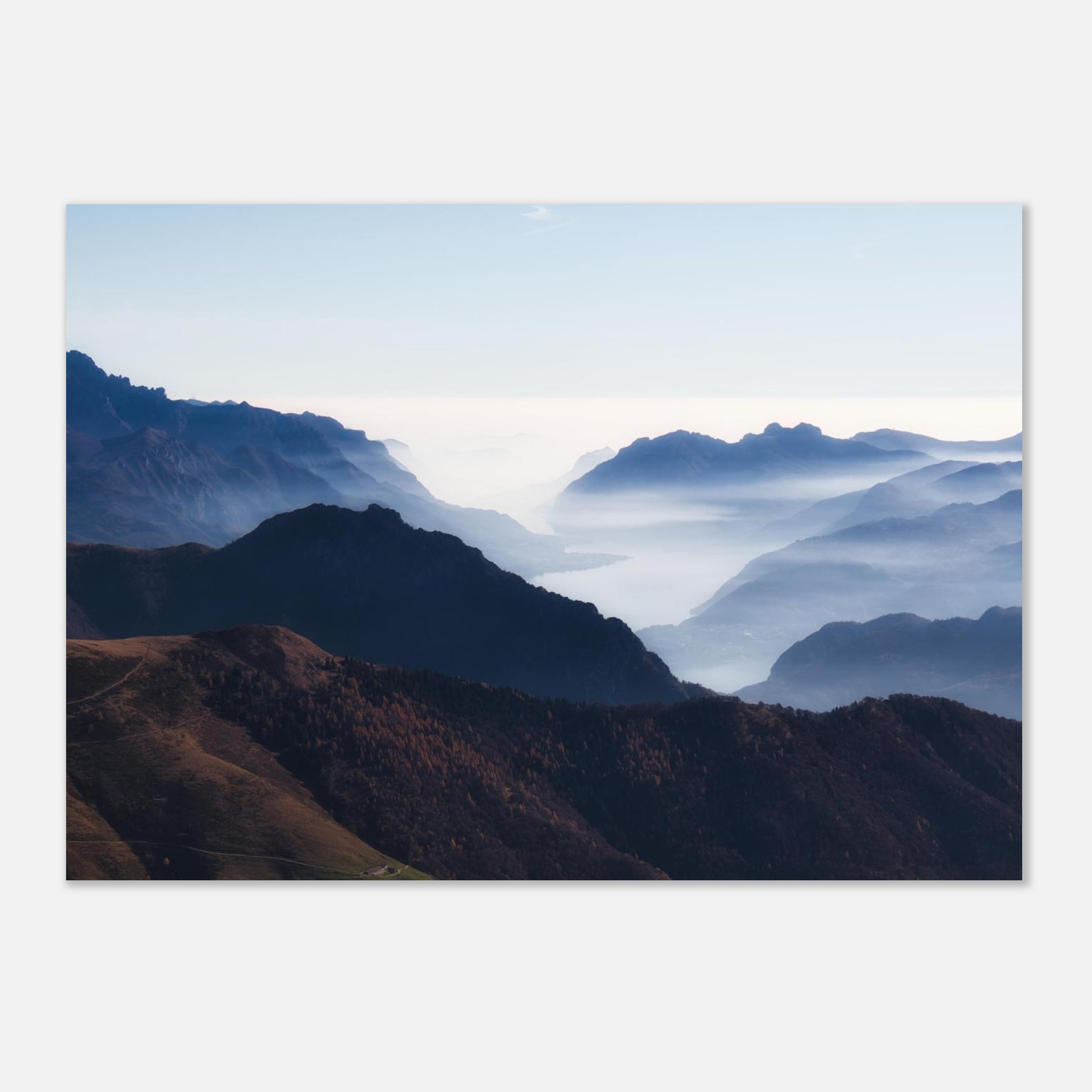 Fine art lago tra la nebbia