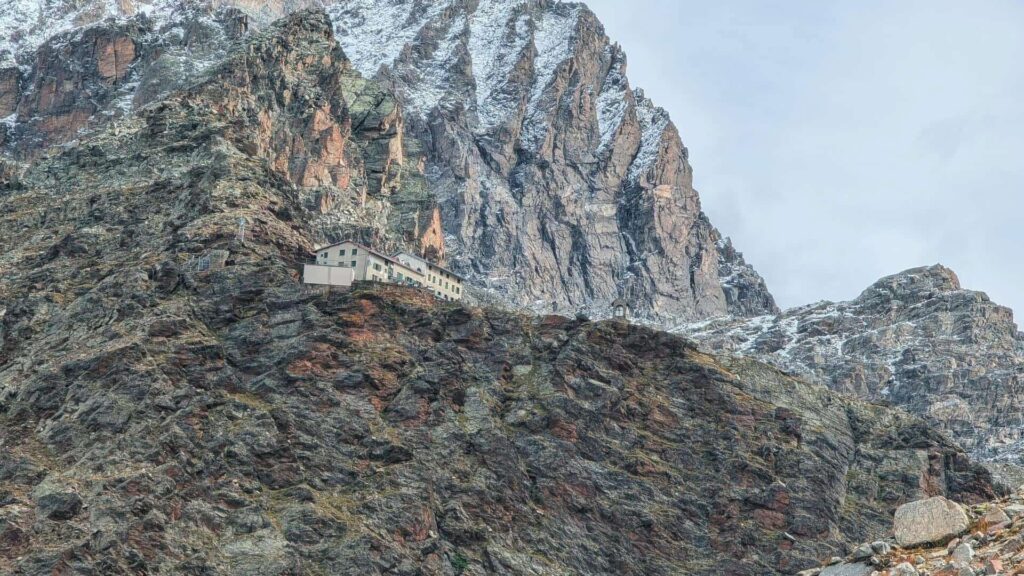 Rifugio Marinelli Bombardieri da lontano