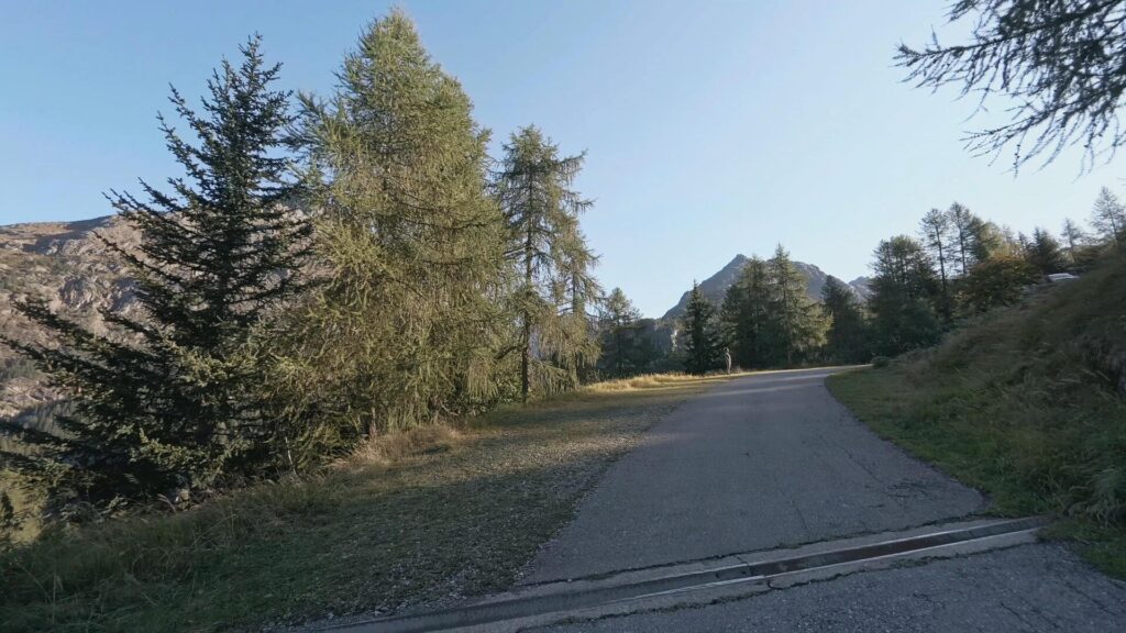 Strada cementata dopo il parcheggio Campo Moro