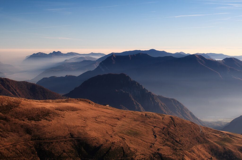 Cime tra foschia