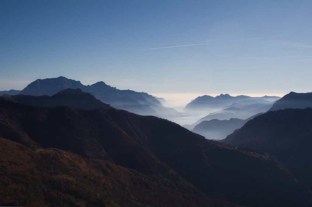 Lago di Como con foschia dal Pizzo di Gino