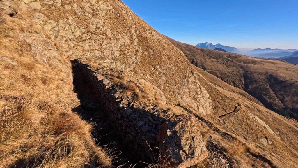 trincee lungo il sentiero