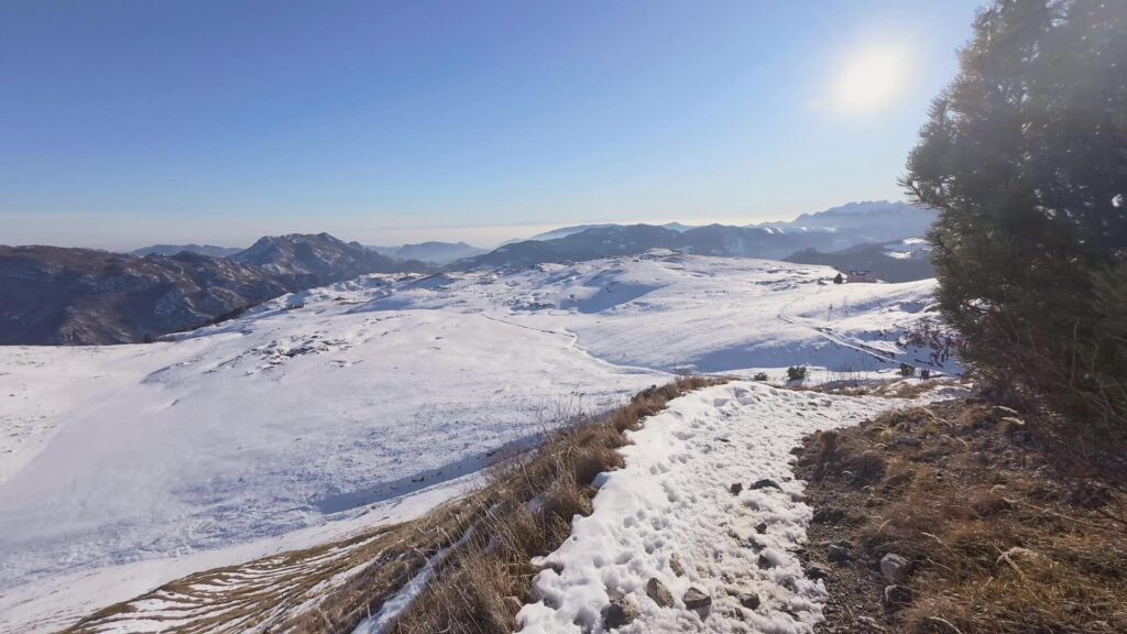 Sentiero in discesa per Rif. Gherardi