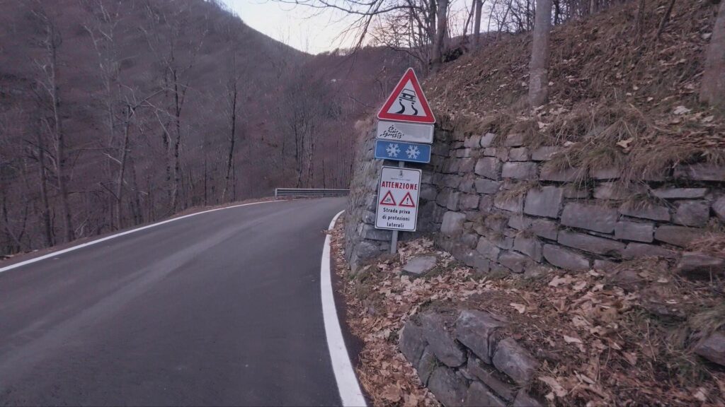 Strada asfaltata per Monti di Dasio