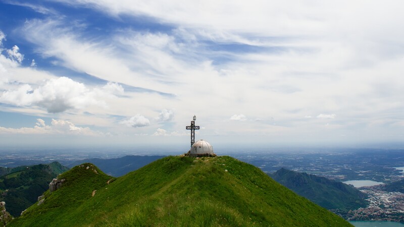 monte Due Mani con bivacco Locatelli e croce di vetta
